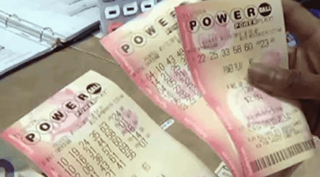 Drie amerikaanse powerball tickets in de hand